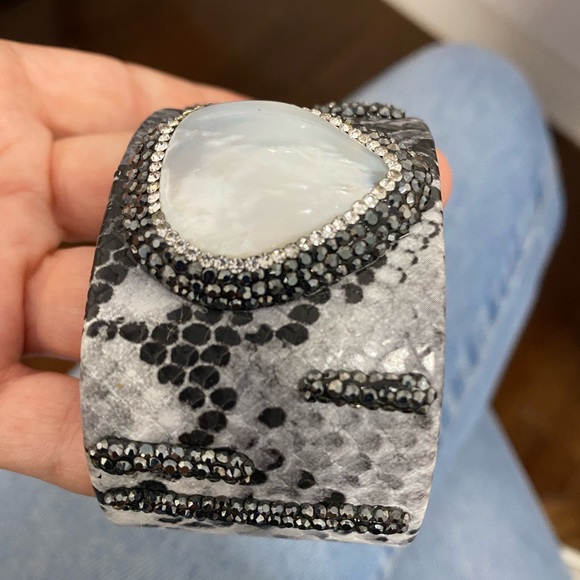 Leather cuff with pearls - Picture 6 of 6